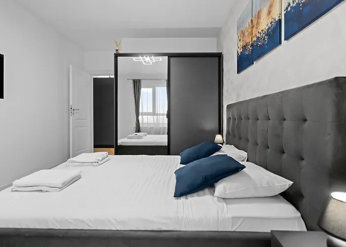 Minimalist & Grey Flat