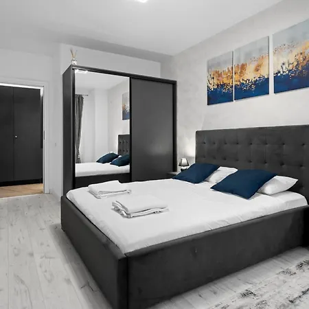 Minimalist & Grey Flat *