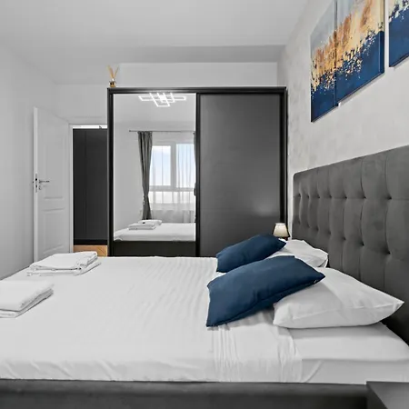Minimalist & Grey Flat